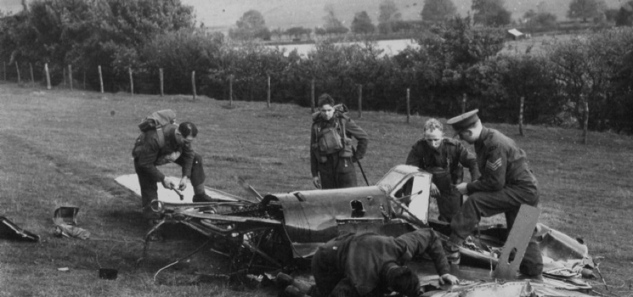 Bf 109 E-7/B, Lt. Ludwig Lenz, Lehrgeschwader 2, I. (J) Gruppe, Stab, Deutschland, Winkel, W.Nr. 3 734, Elham (England), Am 15.10.1940 war Lt. Lenz als Jagdbomber unterwegs, als seine Bombe am Zünde…