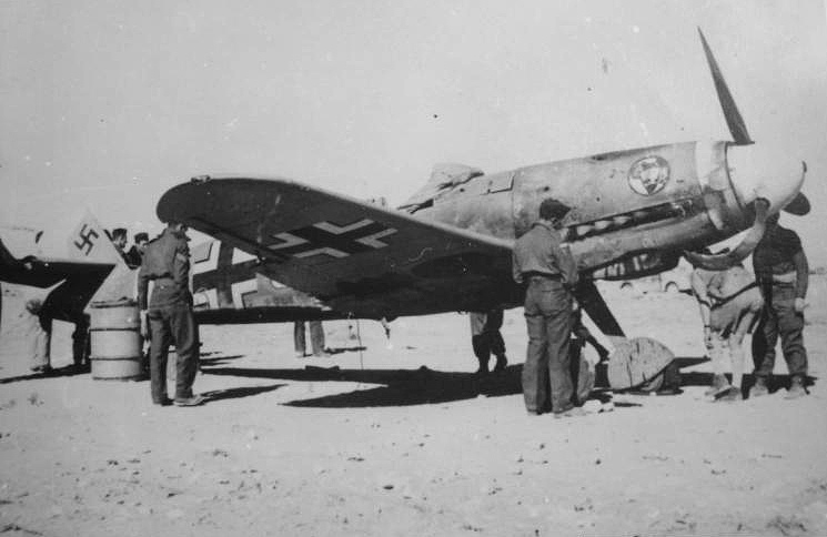 Bf 109 F-4/Z Trop, Obfw. Albert Espenlaub, Jagdgeschwader 27, I. Gruppe, 1. Staffel, Deutschland, weisse 5, W.Nr. 8 477, El Adem (Libyen), Alliierte Soldaten untersuchen eine in Nordafrika erbeutete, beschädigte Masc…