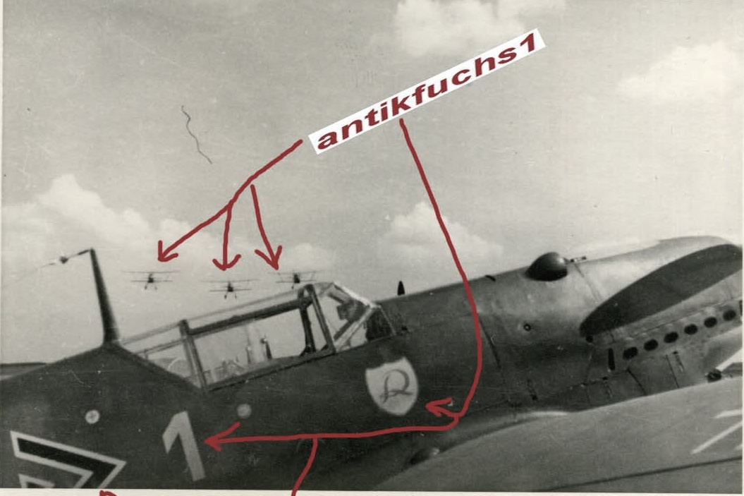 Bf 109 B-2, Maj. Arthur Laumann, Jagdgeschwader 132, II. (s) Gruppe, Stab, Deutschland, weisse 1 Winkel Dreieck, Das Foto dürfte im Winter 1937-38 entstanden sein.

Die II.(s)/JG 132 ("s" …