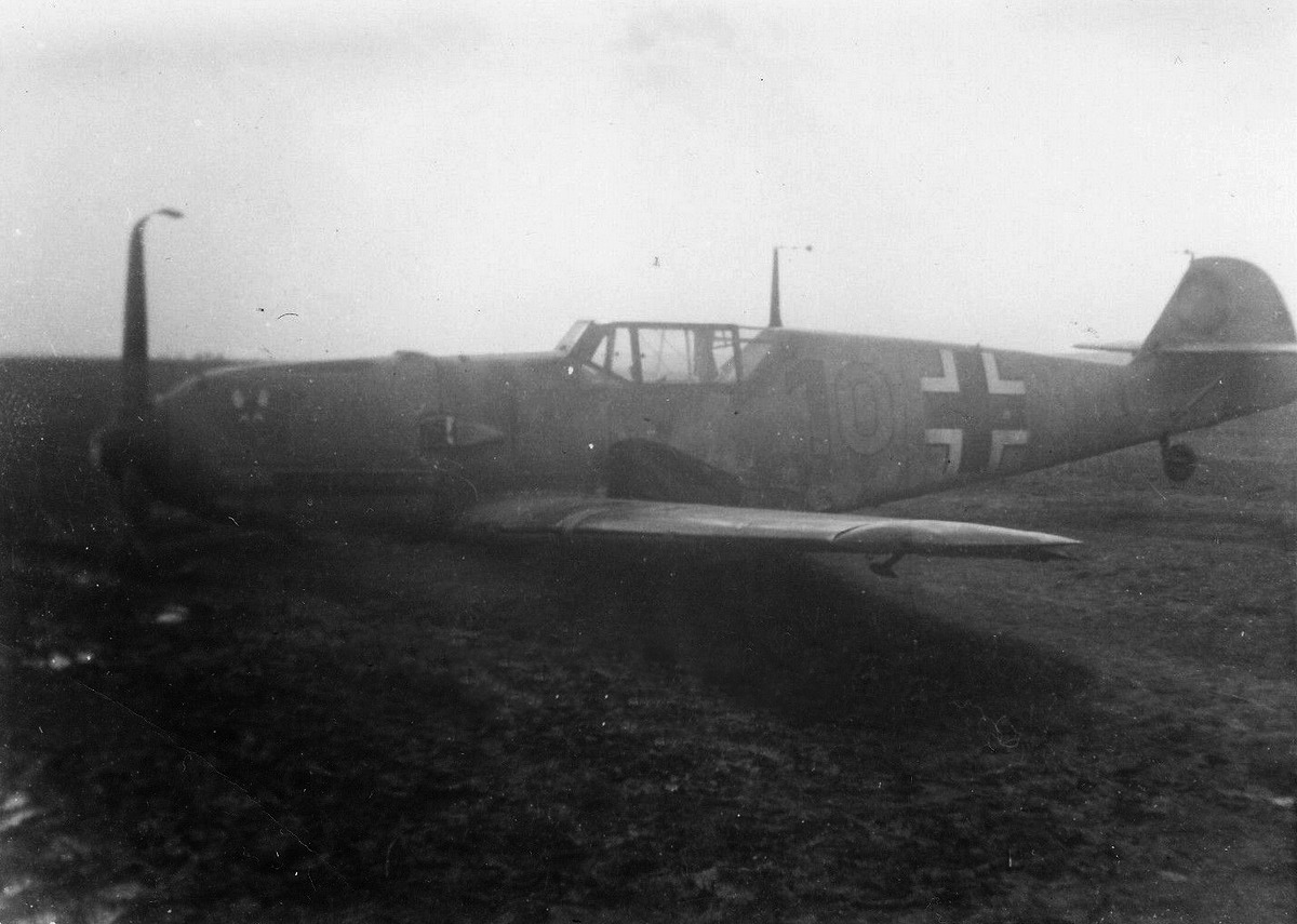 Bf 109 E, Lehrgeschwader 2, III. (Aufkl.) Gruppe, 7. Staffel, Deutschland, gelbe 10, Beachte die Zusatzpanzerscheibe am Windschutzaufbau.

Auf der Motorhaube si…