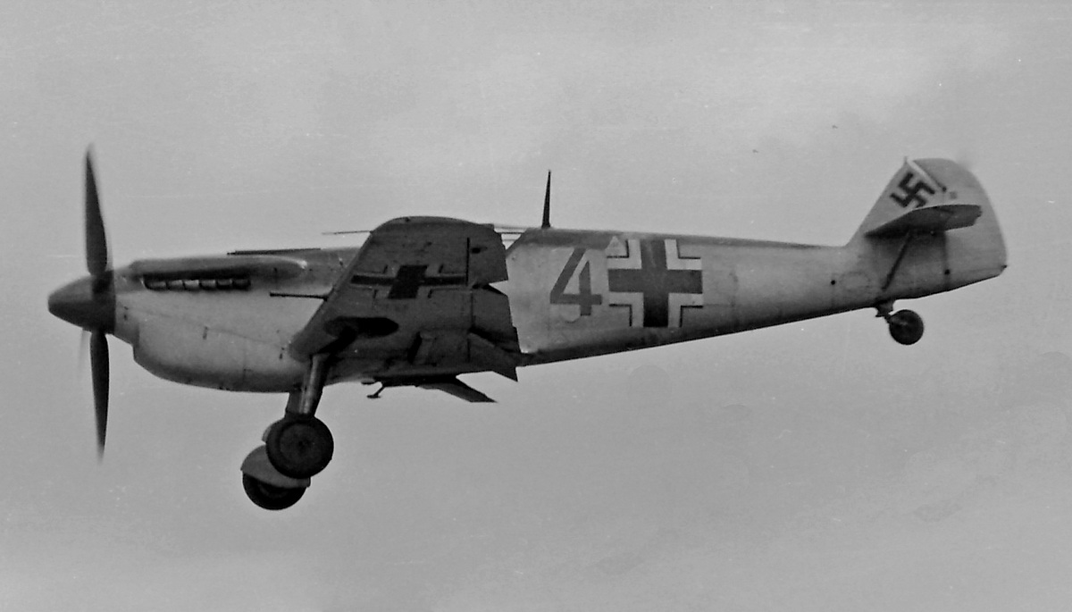 Hispano Aviacion H.A. 1112 M-1-L, Deutschland, rote 4, W.Nr. 145, Duxford (England), Die Aufnahme entstand im Sommer 1968 bei den Dreharbeiten zu dem Film "Battle…