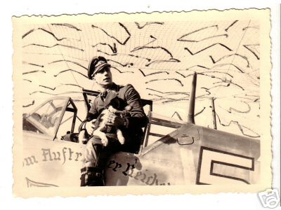 Bf 109 E-4, Lt. Waldemar "Hein" Wübke, Jagdgeschwader 54, III. Gruppe, 9. Staffel, Deutschland, gelbe 5, "Im Auftrag der Reichsbahn" steht unterhalb der Kabine.