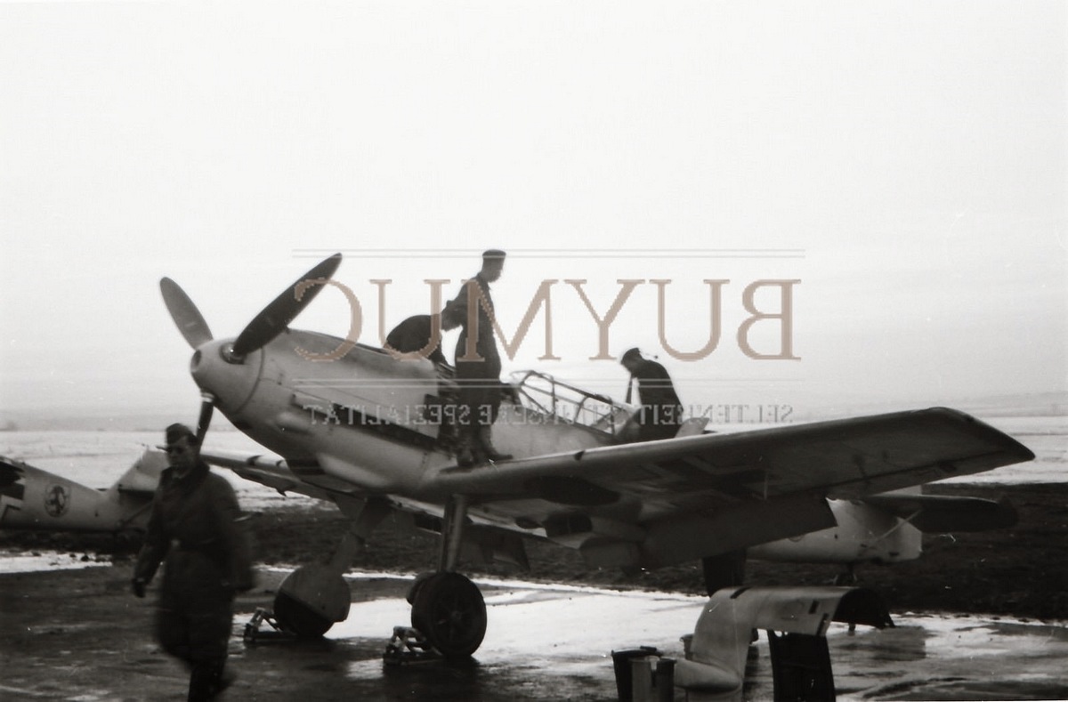 Bf 109 E-1, Jagdgeschwader 51, II. Gruppe, Deutschland, Das Hakenkreuz wurde auf dem Scan weg retuschiert.
