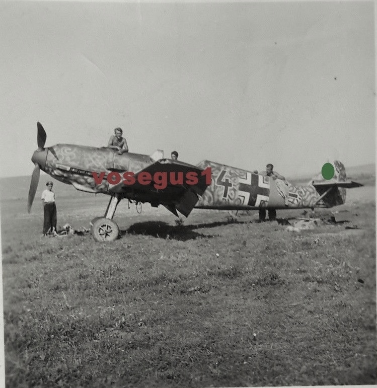 Bf 109 E, II. Gruppe, 5. Staffel, Deutschland, schwarze 4, Die beschädigte Maschine hatte Bodenberührung mit der Luftschraube.