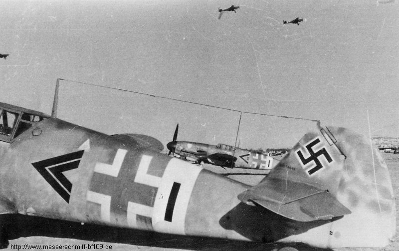 Bf 109 G-4, Hptm. Wolfgang Ewald, Jagdgeschwader 3, III. Gruppe, Stab, Deutschland, Doppelwinkel, W.Nr. 14 946, Kertsch (Sowjetunion), Das Foto entstand wahrscheinlich im April 1943 auf dem Flugplatz Kertsch IV.…