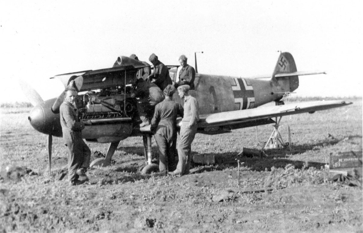 Bf 109 F, Jagdgeschwader 52, II. Gruppe, 5. Staffel, Deutschland, schwarze 1, Bordwaffen einschiessen.
