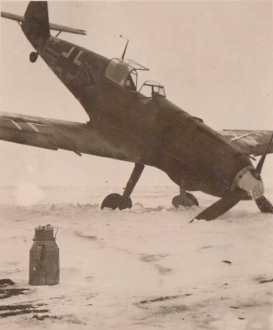 Bf 109 E-7, Jagdgeschwader 77, Ergänzungsgruppe, Stab, Deutschland, Winkel Balken, Bukarest - Pipera (Rumänien), Bergung einer auf den Kopf gestellten Maschine.