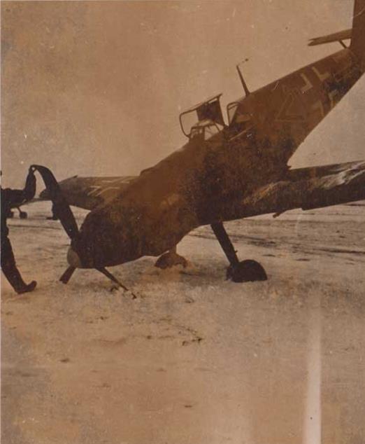 Bf 109 E-7, Jagdgeschwader 77, Ergänzungsgruppe, Stab, Deutschland, Winkel Balken, Bukarest - Pipera (Rumänien), Bergung einer auf den Kopf gestellten Maschine.
Ort und Zeitraum waren angeben.