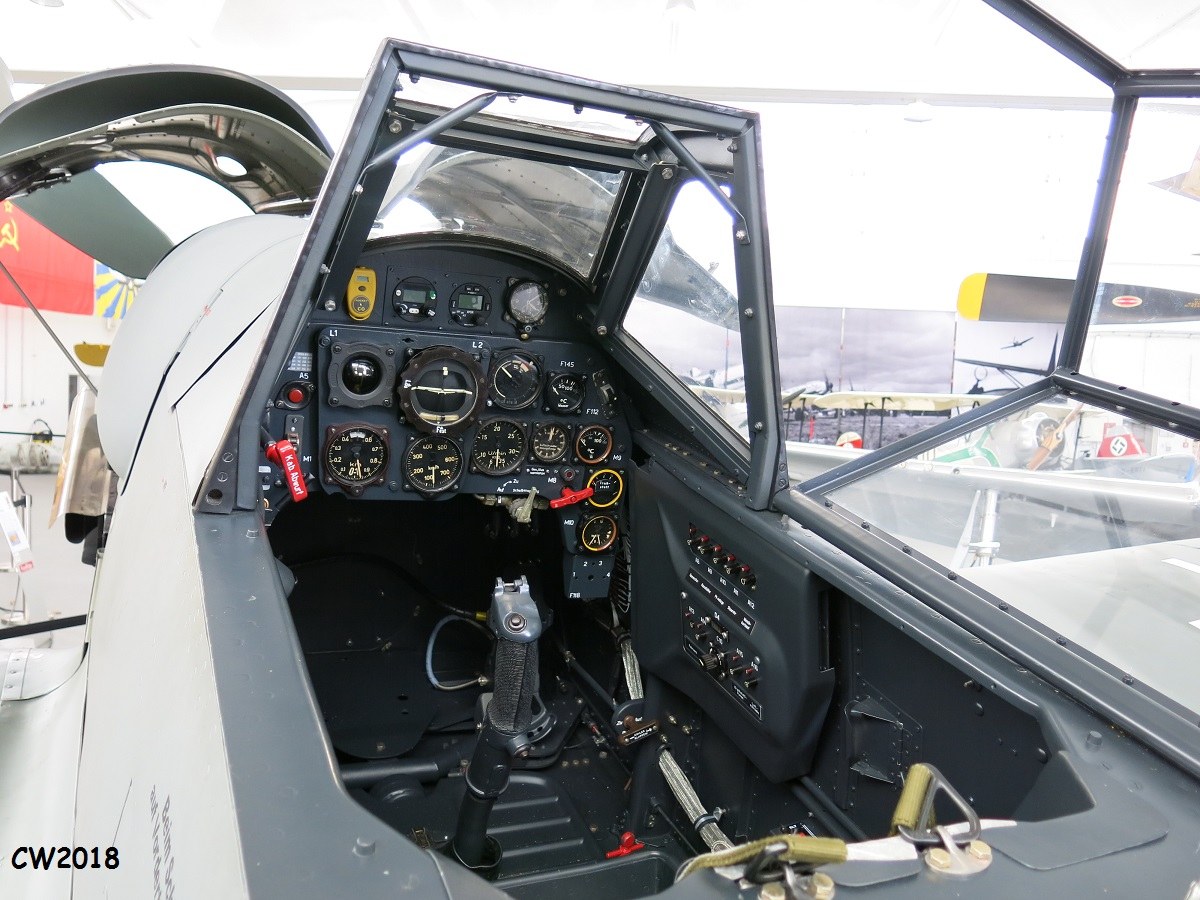 Bf 109 G-14, Deutschland, Winkel schwarze 2, W.Nr. 67, Heringsdorf - Garz - Usedom (Deutschland), Auf dieser Aufnahme sieht man sehr gut, dass die Beulen an der Motorhaube nur…