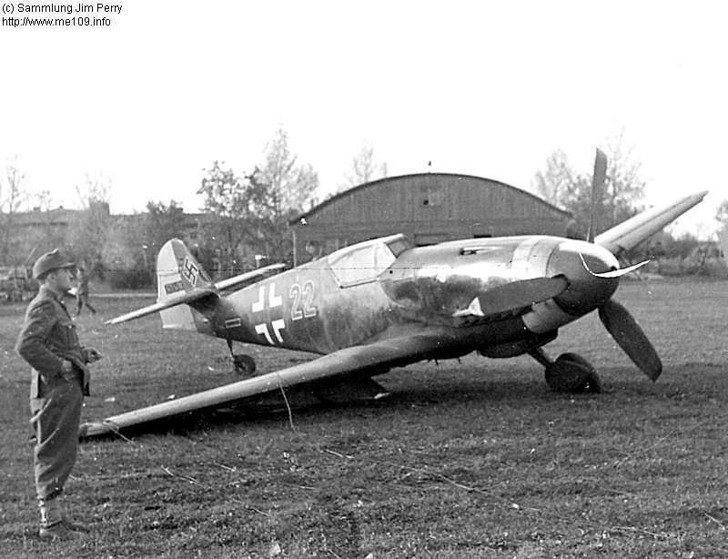 Bf 109 G-10/R3, Jagdgeschwader 52, II. Gruppe, Deutschland, rote 22, W.Nr. 151 536, Werknummer und Einheit sind eine Vermutung.