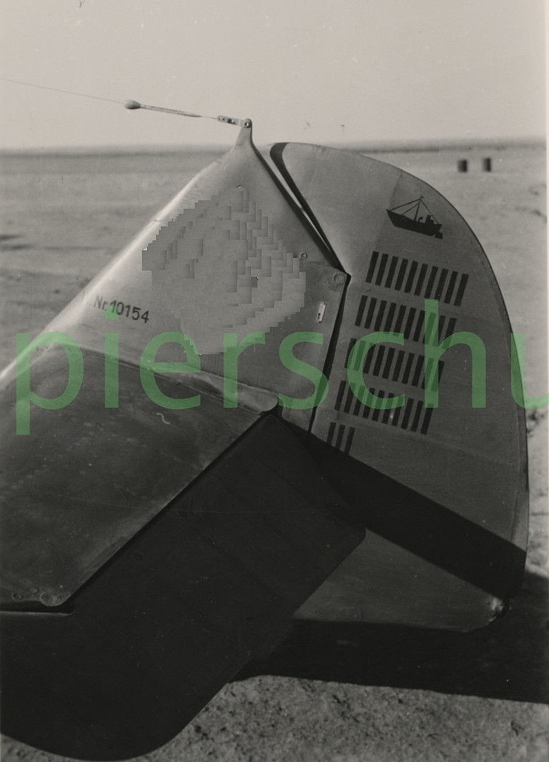 Bf 109 F-4/Trop, Lt. Hans-Arnold "Fiffi" Stahlschmidt, Jagdgeschwader 27, I. Gruppe, 2. Staffel, Deutschland, rote 1, W.Nr. 10 154, Quotaifiya (Ägypten), 43 Abschüsse und ein versenktes Schiff sind verzeichnet. Der 43. Abschuss wur…