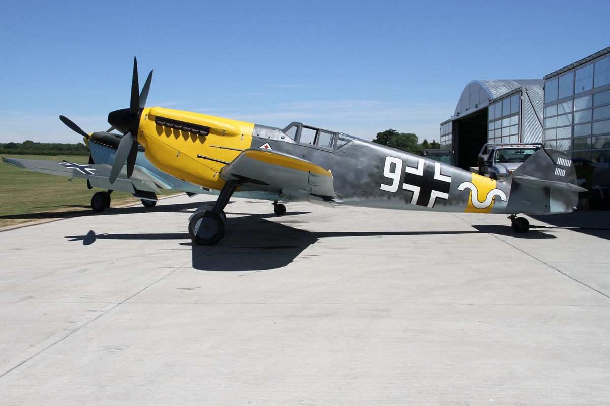 Hispano Aviacion H.A. 1112 M-1-L, Deutschland, weisse 9, W.Nr. 145, Sywell (England), Es fehlt noch der Antennenmast, die Balkenkreuze auf der Tragflächenunterseit…