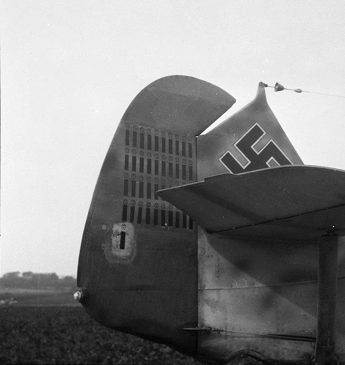 Bf 109 E, Maj. Adolf "Dolfo" Galland, Jagdgeschwader 26, Stab, Deutschland, Winkel Strich, Audembert (Frankreich), 41 Abschüsse sind verzeichnet, wobei der 41. gegen eine Hurricane am 30.09.19…