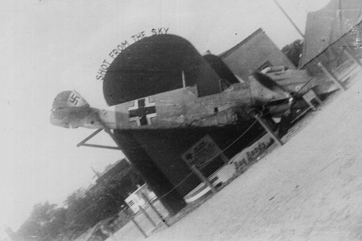 Bf 109 F-4/Trop, Jagdgeschwader 27, II. Gruppe, 6. Staffel, Deutschland, gelbe 4, Springfield (USA), Diese Friedrich wird in Springfield (Missouri, USA) in einer Ausstellung als …