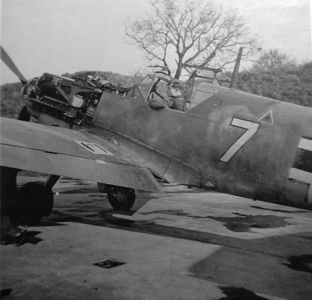 Bf 109 E-3, Deutschland, weisse 7, Waffenwarte überprüfen die Bordwaffen.