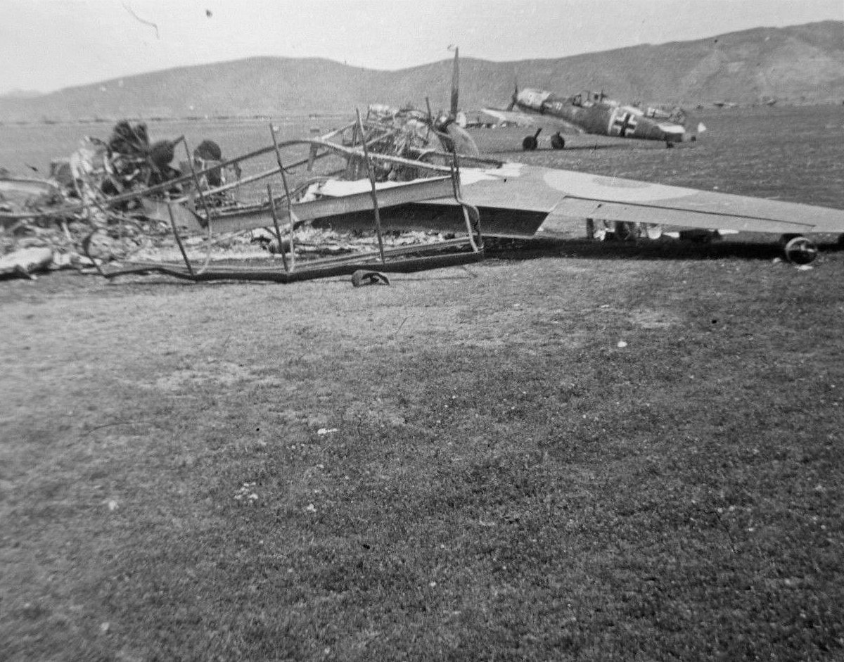 Bf 109 E-4/B, Jagdgeschwader 27, III. Gruppe, 7. Staffel, Deutschland, weisse 9, Larissa (Griechenland), Balkanfeldzug im April 1941, die Maschine trägt ein schmales gelbes Rumpfband…