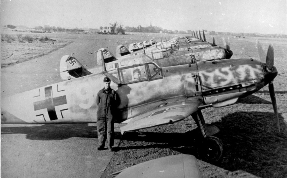 Bf 109 E, Jagdfliegerschule 4, II. Gruppe, 4.(Einsatz) Staffel, Deutschland, weisse 9, Die Maschine im Vordergrund hat keinen Kopfpanzer. Hinter den drei sichtbaren…