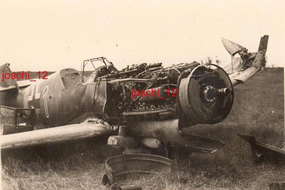 Bf 109 F-2, Fw. Gotthard Glaubig, Jagdgeschwader 3, III. Gruppe, 8. Staffel, Deutschland, schwarze 1, W.Nr. 5 712, Berezovka (Sowjetunion), Die Maschine hatte am 15.09.1941 einen Rollunfall und endete als Kopfstand. H…
