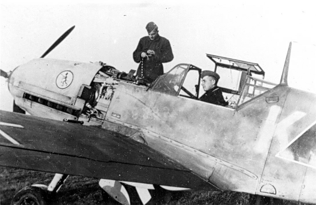 Bf 109 E-4/B, Lehrgeschwader 2, II. (S) Gruppe, 6. Staffel, Deutschland, gelbes F, W.Nr. 5 569, Waffenwartung vor dem nächsten Einsatz.