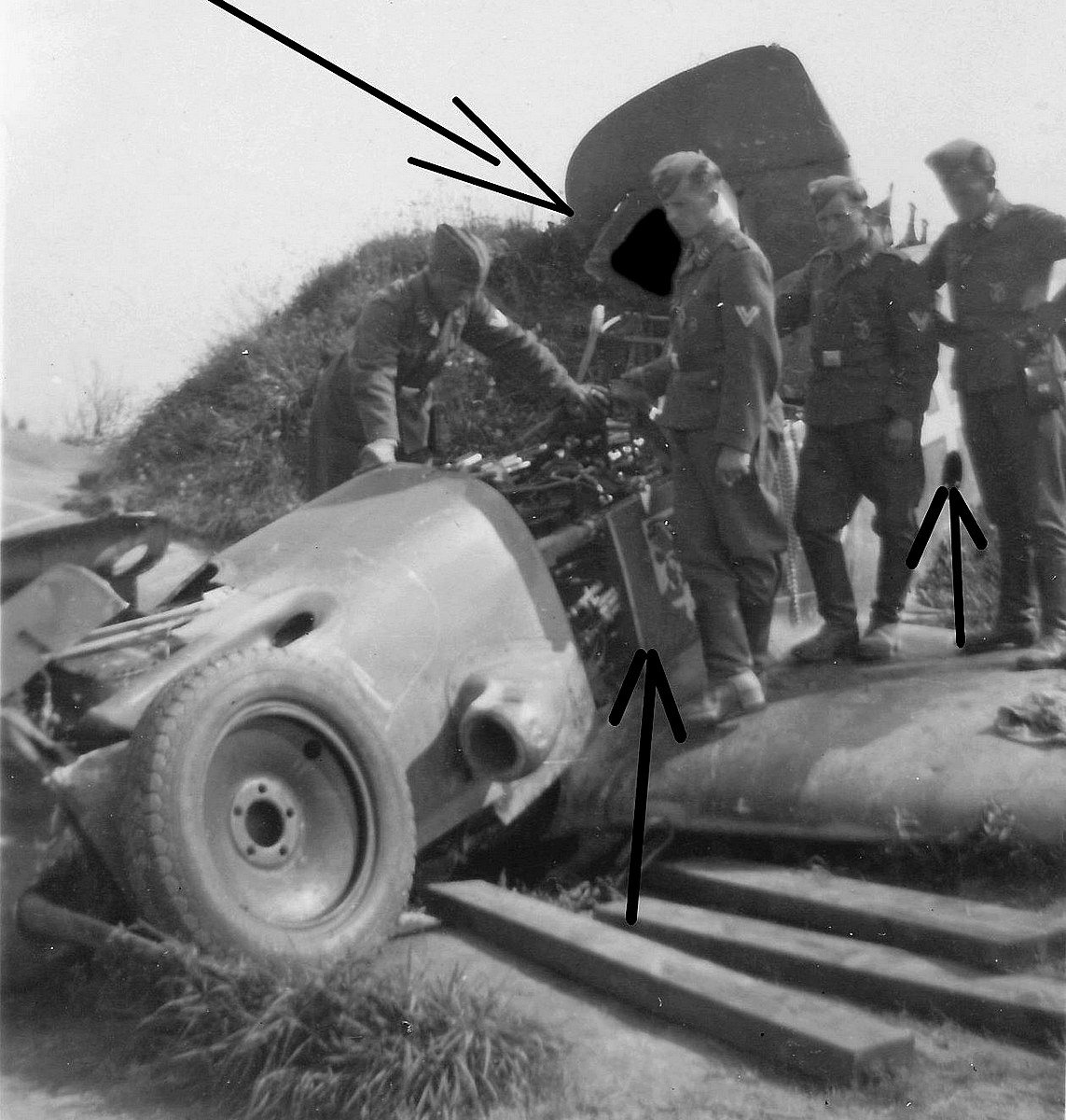 Bf 109 F-4/R1, Jagdgeschwader 54, II. Gruppe, 4. Staffel, Deutschland, weisse 4, W.Nr. 13 087, Ramuschewo (Sowjetunion), Notlandung nach Feindbeschuss am 28.06.1942, wobei ein Schaden von 80% gemeld…