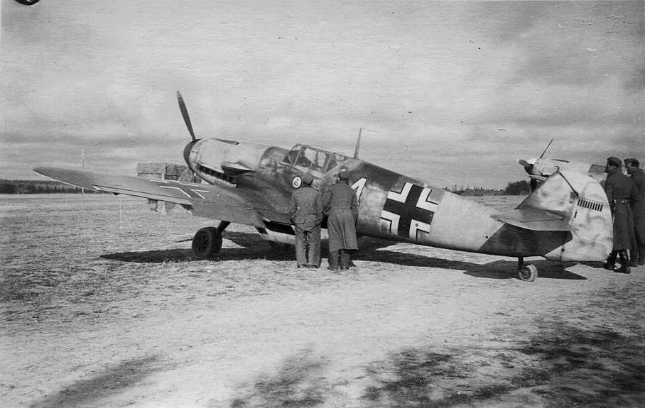 Bf 109 F-2, Uffz. Bernhard Wilsky, Jagdgeschwader 52, II. Gruppe, 6. Staffel, Deutschland, gelbe 4, W.Nr. 12 913, 11 Abschussbalken sind am Seitenruder aufgemalt.
Die Werknummer ist eine Ver…