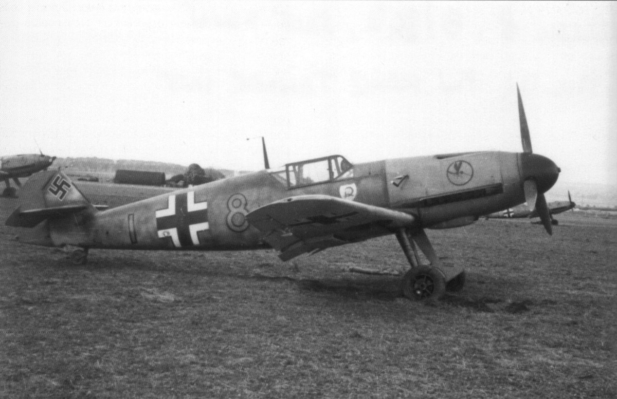 Bf 109 F-2, Fw. Heinz Jahner, Jagdgeschwader 2, III. Gruppe, 9. Staffel, Deutschland, gelbe 8, W.Nr. 5 530, St. Omer (Frankreich), Sommer 1941. Auf der Motorhaube sieht man das Staffelabzeichen der 9./JG 2.