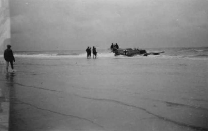 Bf 109 E-1, Oblt. Richard Leppla, Jagdgeschwader 51, I. Gruppe, 3. Staffel, Deutschland, gelbe 1, St. Ingelvert (Frankreich), Am 18.08.1940 startete der Staffelkapitän vom Platz in Pihen, dabei kam es zu…