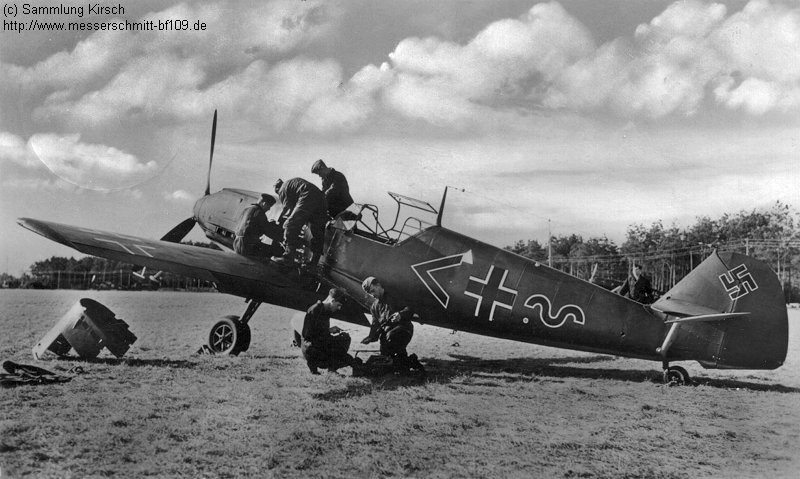 Bf 109 E-3, Lt. Otto Kath, Jagdgeschwader 20, I. Gruppe, Stab, Deutschland, Winkel, W.Nr. 5 205, Brandenburg-Briest (Deutschland), Das Foto wurde in Brandenburg-Briest gemacht.
Die Maschine wurde vom Adjutan…