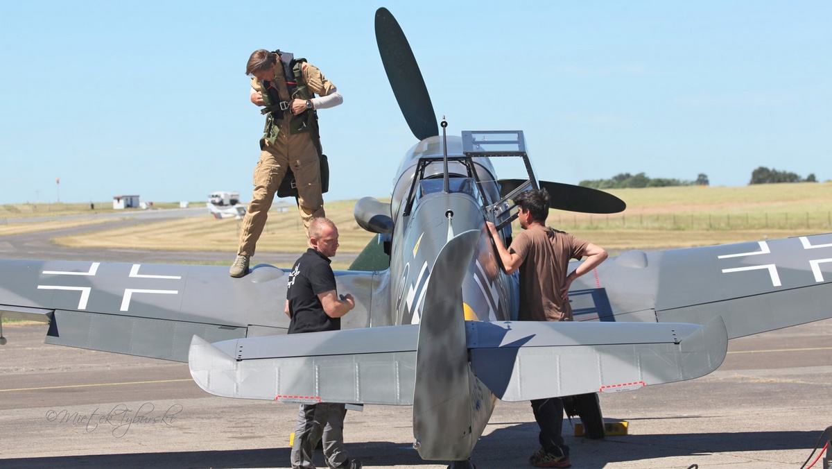 Bf 109 G-6, Klaus Plasa, Deutschland, schwarze 8, W.Nr. 440 738, Heringsdorf - Garz - Usedom (Deutschland), Startvorbereitungen. Herr Plasa, als Testpilot muss man nicht testen ob das "…