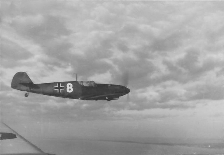 Bf 109 D-1, Trägergruppe 186, II. (J) Gruppe, 6. Staffel, Deutschland, gelbe 8, Kiel (Deutschland), Das Hakenkreuz wurde auf dem Scan weg retuschiert.