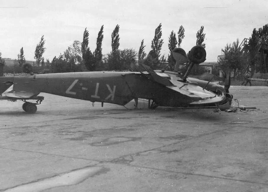 Avia S-199, Hptfw. Jaroslav Galat, letecky pluk 7, Letka 3, Tschechoslowakei, KT-7, W.Nr. 174, Brünn (Tschechoslowakei), In den Tragflächen sind MG vz. 17/7,9N verbaut und die Maschine ist mit einem…