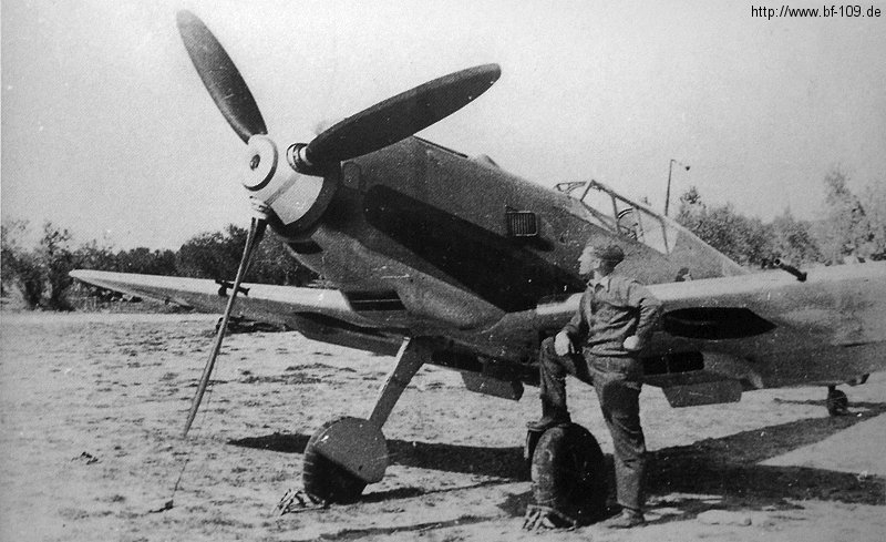 Bf 109 E-3, Legion Condor, Jagdgruppe 88, 2. Staffel, Spanien, 6-?, La Cenia (Spanien), Das Foto wurde Ende 1938 auf dem Platz von La Cenia gemacht. Beachte die Bema…