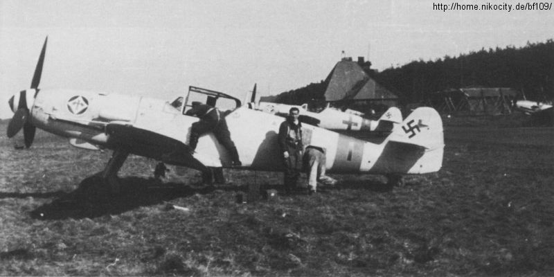 Bf 109 G-6/AS, Jagdgeschwader 1, III. Gruppe, Deutschland, weisse 1, Anklam (Deutschland), Das Foto soll in Anklam gemacht worden sein.