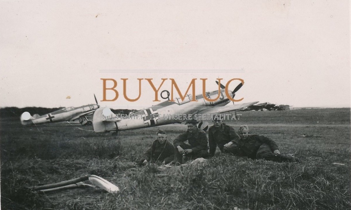 Bf 109 E, Jagdgeschwader 1, I. Gruppe, 3. Staffel, Deutschland, gelbe 3, Im Hintergrund steht vermutlich diese Maschine:
[thumb]4905[/thumb]