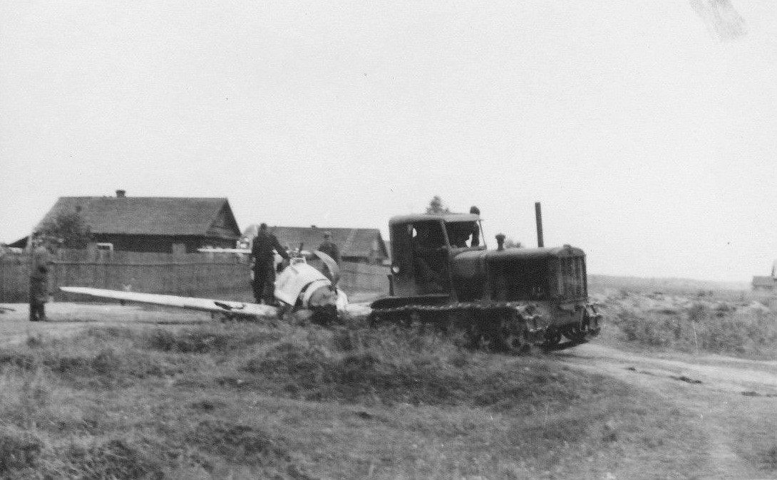 Bf 109 F, Jagdgeschwader 51, Deutschland, Bergung mit einem Raupenschlepper an der Ostfront. Auf der Motorhaube befinde…