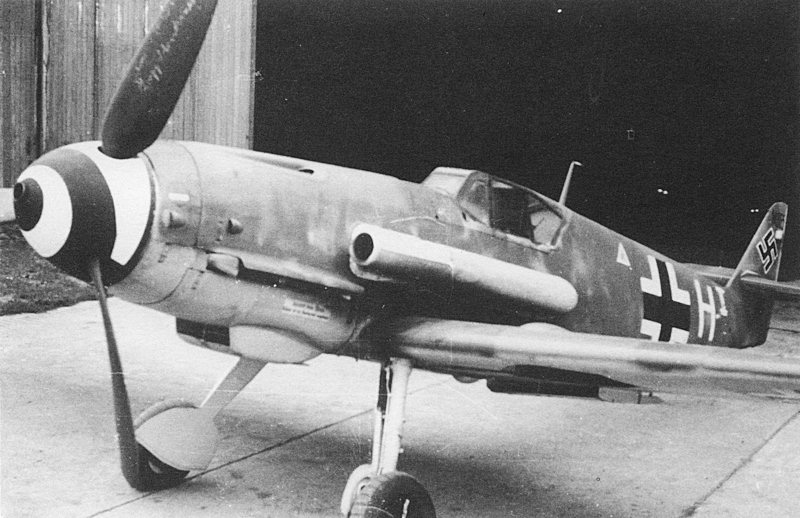 Bf 109 G-4, Deutschland, HI, Antwerpen - Deurne (Belgien), Das Foto wurde auf dem Flugplatz von Deurne gemacht. Bei dieser Maschine wurd…