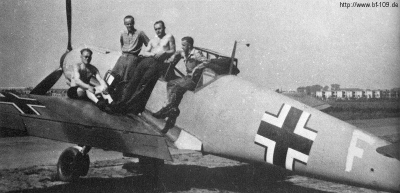 Bf 109 E, unbek. Hans Fay, Deutschland, weisses F, Antwerpen - Deurne (Belgien), Eine zum Einfliegen abgestellte Maschine vom Werk Erla VII. Auf der Maschine …
