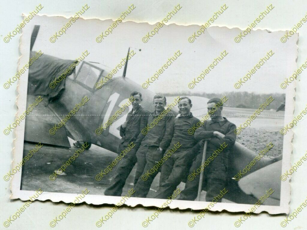 Bf 109 F, Jagdgeschwader 51, Deutschland, weisse 12, Möglicherweise handelt es sich um diese Maschine vor der Bauchlandung:
[plan…