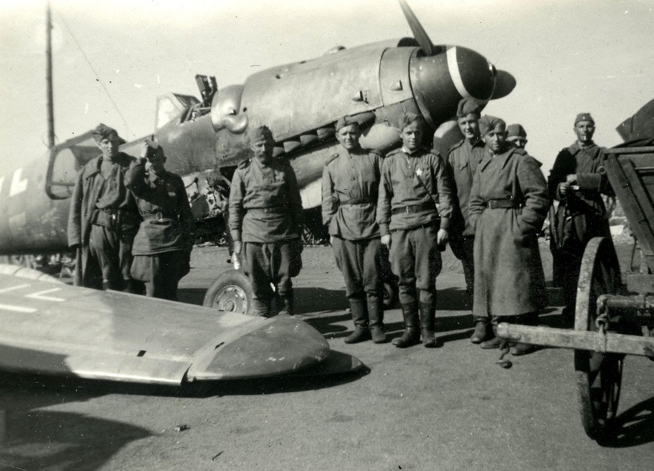 Bf 109 K-4/R3, Jagdgeschwader 51, III. Gruppe, 10. Staffel, Deutschland, schwarze 1, Rønne (Dänemark), Die Maschine machte am 04.05.1945 nördlich von Rønne eine Notlandung auf eine…