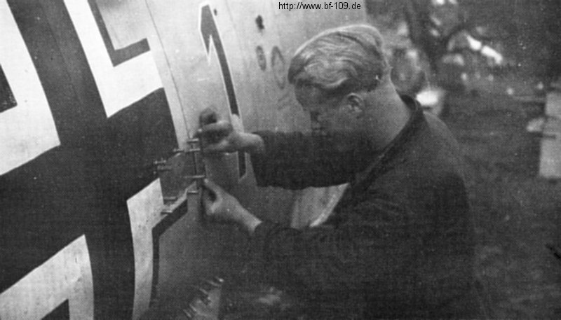 Bf 109 E, Jagdgeschwader 26, III. Gruppe, 8. Staffel, Deutschland, schwarze 1, Caffiers (Frankreich), Ausbesserungsarbeiten an der Rumpfaussenhaut.
Caffiers (Frankreich), Ende 1940.