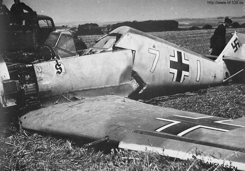 Bf 109 E-4, Lt. Josef Bürschgens, Jagdgeschwader 26, III. Gruppe, 7. Staffel, Deutschland, weisse 7, W.Nr. 1 195, Caffiers (Frankreich), Die Werknummer am Leitwerk ist nur sehr schwach zu erkennen.
Diese herbe Bau…