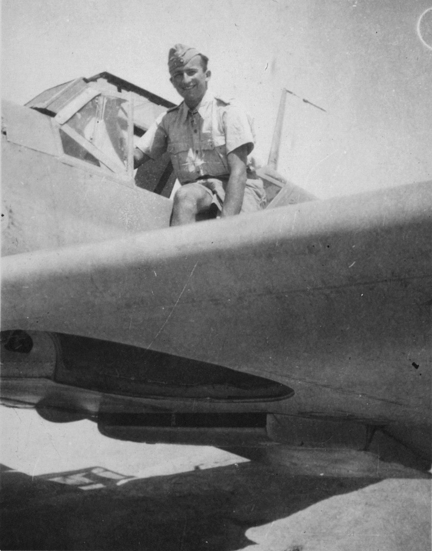 Bf 109 F-4/Trop, unbek. Hans-Arnold "Fiffi" Stahlschmidt, Jagdgeschwader 27, I. Gruppe, Deutschland, Ritterkreuzträger Hans-Arnold Stahlschmidt, welcher beim Gruppenstab bzw. der…