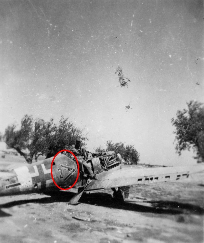 Bf 109 G-6 trop, Jagdgeschwader 53, II. Gruppe, Stab, Deutschland, Winkel schwarze 2, La Marsa (Tunesien), Mai 1943. Die von den Deutschen gesprengte Maschine wurde von Alliierten erbe…