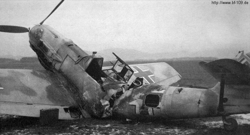 Bf 109 E-7/Trop, Jagdgeschwader 27, I. Gruppe, Deutschland, W.Nr. 1 586, Graz (Österreich), Diese Maschine brannte nach einer Kollision am 06.04.1941 auf dem Flugplatz G…