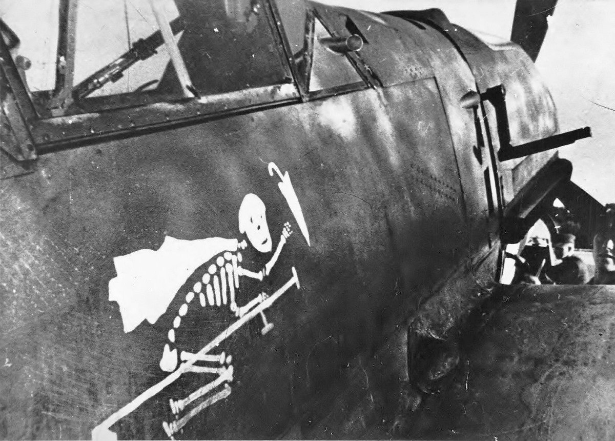Bf 109 E, Jagdgeschwader 77, II. Gruppe, 4. Staffel, Deutschland, Zu sehen ist das Staffelabzeichen der 4./JG 77. Beachte auch das Ausschussroh…