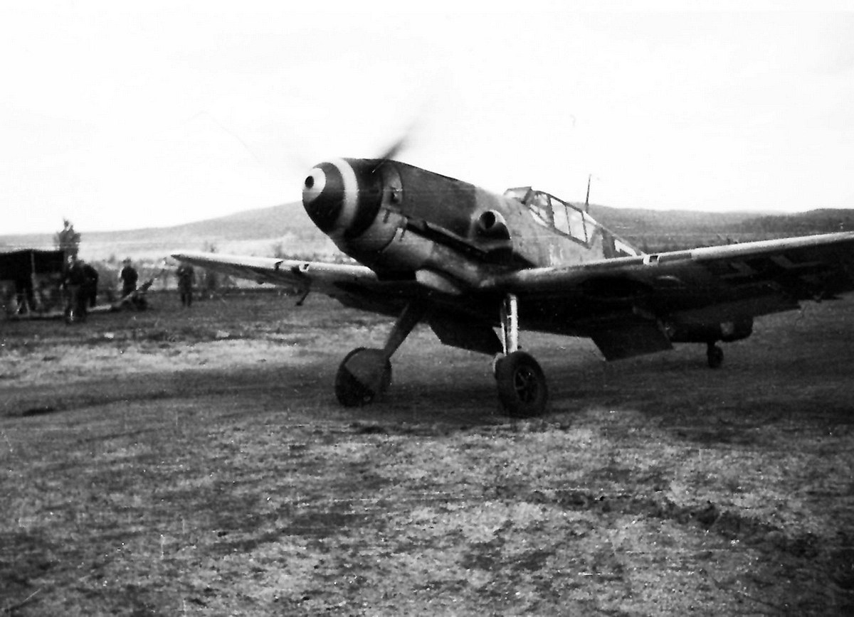 Bf 109 F-4, Obfw. Rudolf "Rudi" Müller, Jagdgeschwader 5, II. Gruppe, 6. Staffel, Deutschland, gelbe 3, W.Nr. 10 073, Petsamo (Sowjetunion), Der Standort ist eine Vermutung.