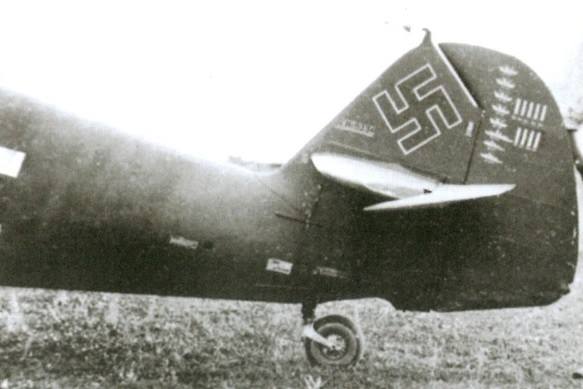 Bf 109 F-4, Oblt. Wolfdieter Huy, Jagdgeschwader 77, III. Gruppe, 7. Staffel, Deutschland, weisse 1, W.Nr. 8 334, 8 Schiffe und 9 Abschüsse sind verzeichnet.