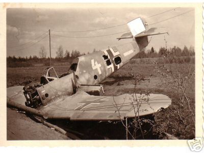 Bf 109 F-4, Lt. Fritz Dinger, Jagdgeschwader 53, II. Gruppe, 4. Staffel, Deutschland, weisse 4, W.Nr. 7 187, Szologubowka (Sowjetunion), Der Leutnant Dinger musste am 05.10.1941 nach Feindbeschuss bei Szologubowka …