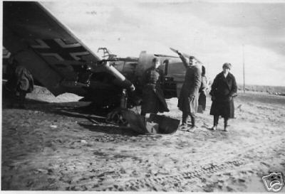 Bf 109 E-7, Oblt. Hans Lass, Jagdgeschwader 27, III. Gruppe, 8. Staffel, Deutschland, schwarze 1, Duchowschtschina (Sowjetunion), Notlandung nach Feindbeschuss am 07.10.1941 bei Duchowschtschina (Russland) w…