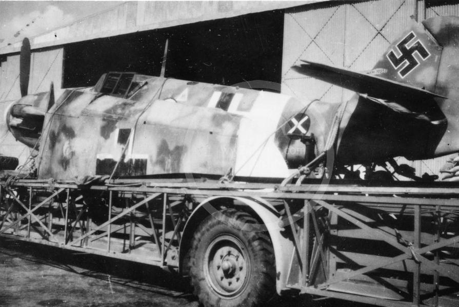 Bf 109 G-2 trop, Jagdgeschwader 77, I. Gruppe, 1. Staffel, Deutschland, weisse 6, W.Nr. 10 558, Die Maschine wurde scheinbar an der Mittelmeerfront von den Alliierten erbeutet.